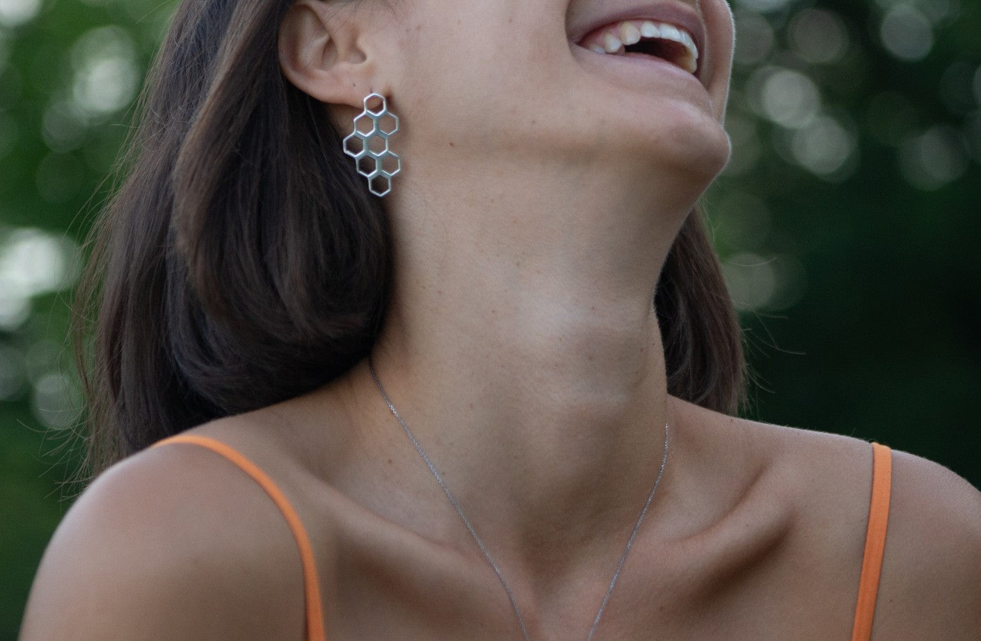 Girl wearing honeycomb earrings in rhodium plated silver 925 