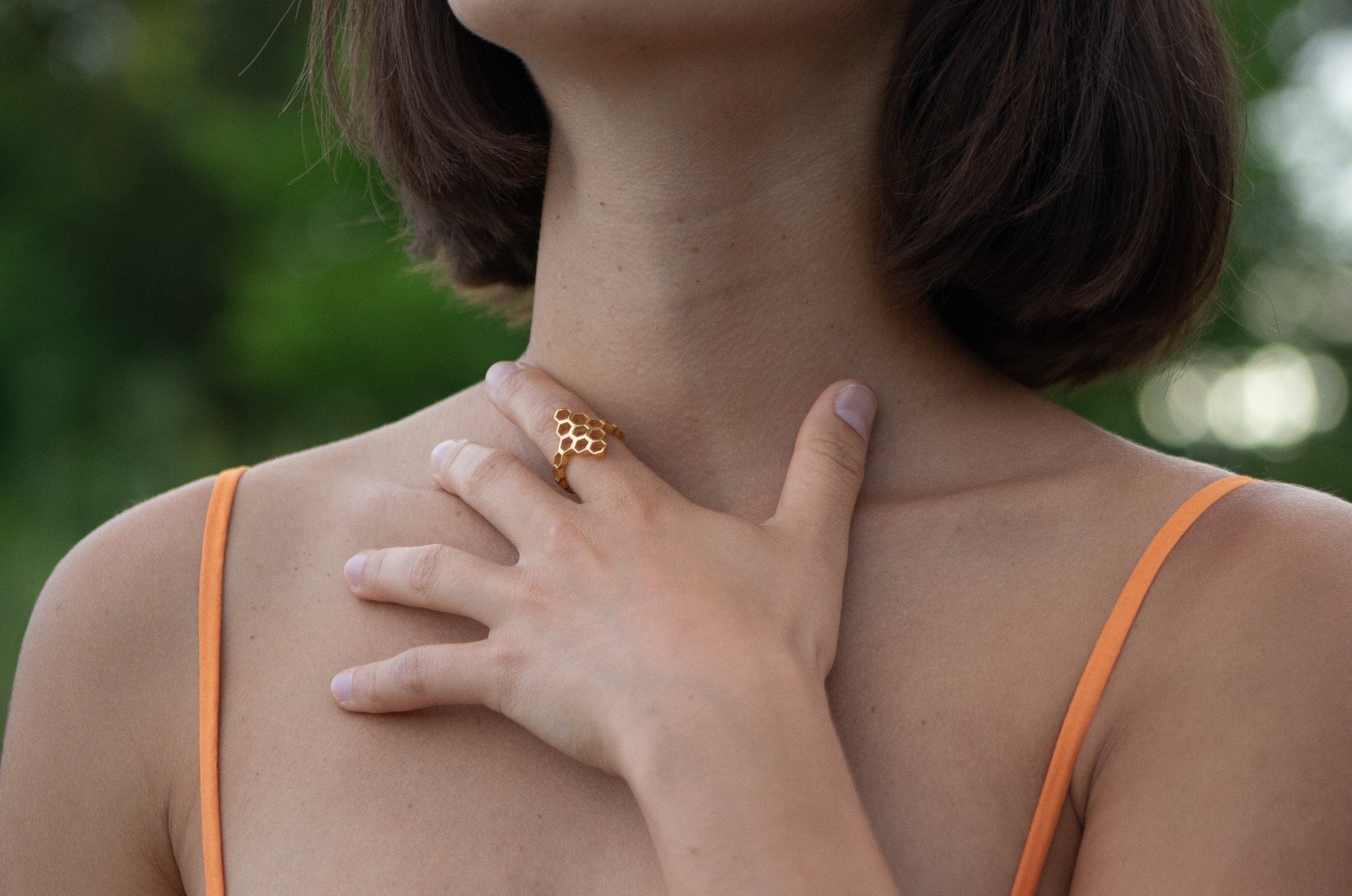 Girl wearing medium honeycomb ring in 18k rose gold plated silver 925 Inbeetween Jewellery