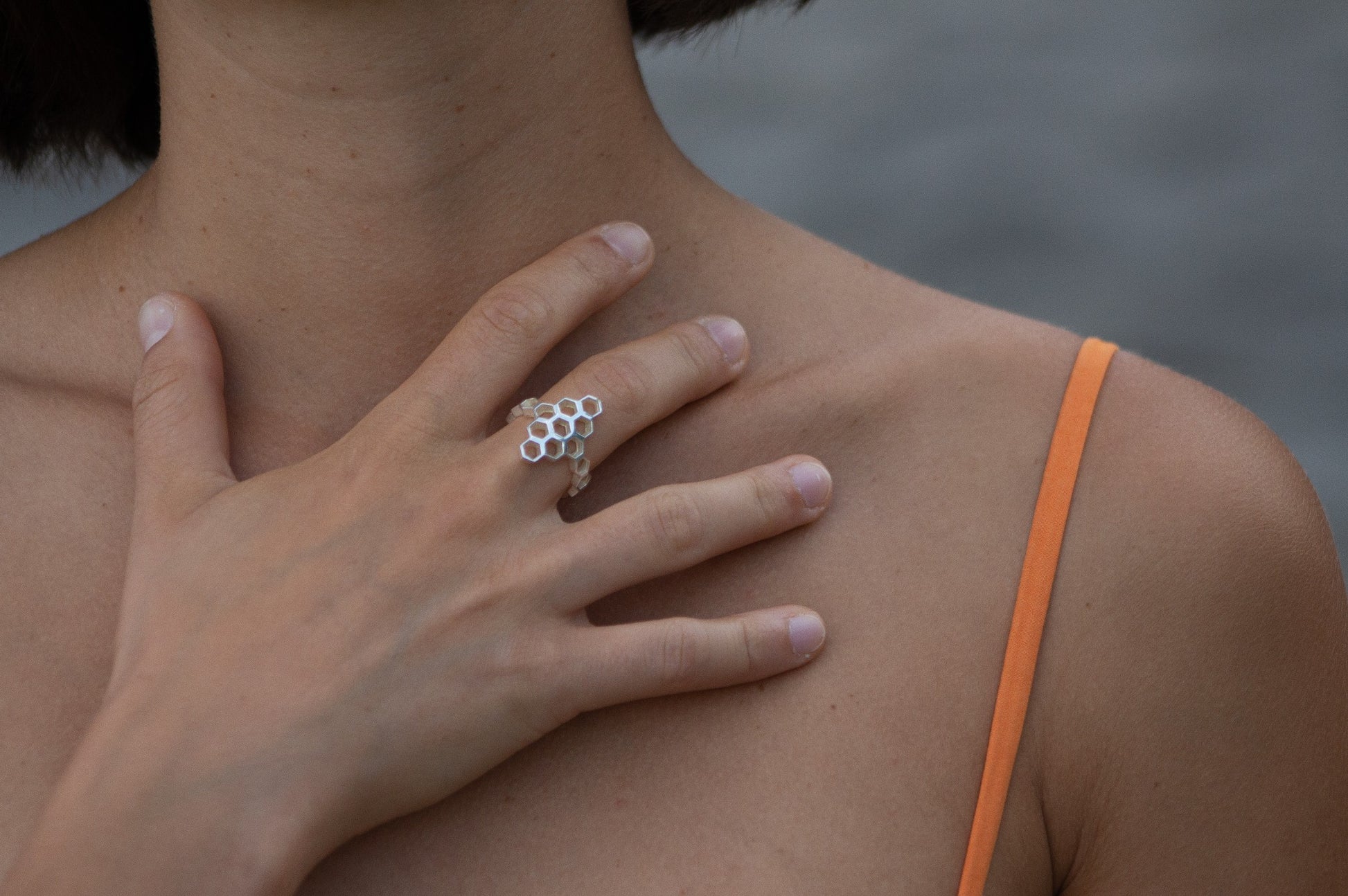 Girl wearing medium honeycomb ring silver 925 Inbeetween Jewellery